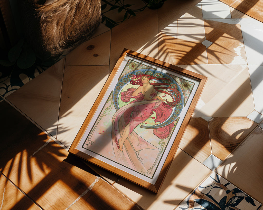 Jugendstil Poster gerahmt im Wohnzimmer