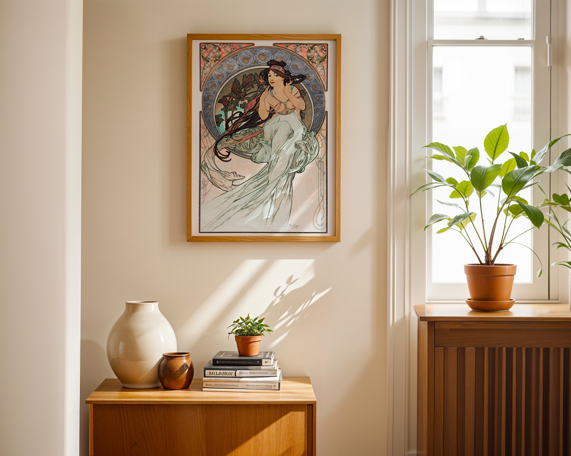 Mucha Jugendstil Poster gerahmt im Wohnzimmer