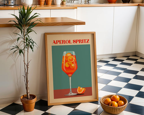 Aperol Spritz Poster gerahmt an der Hausbar