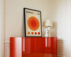 Bauhaus Poster in Orange gerahmt im Wohnzimmer