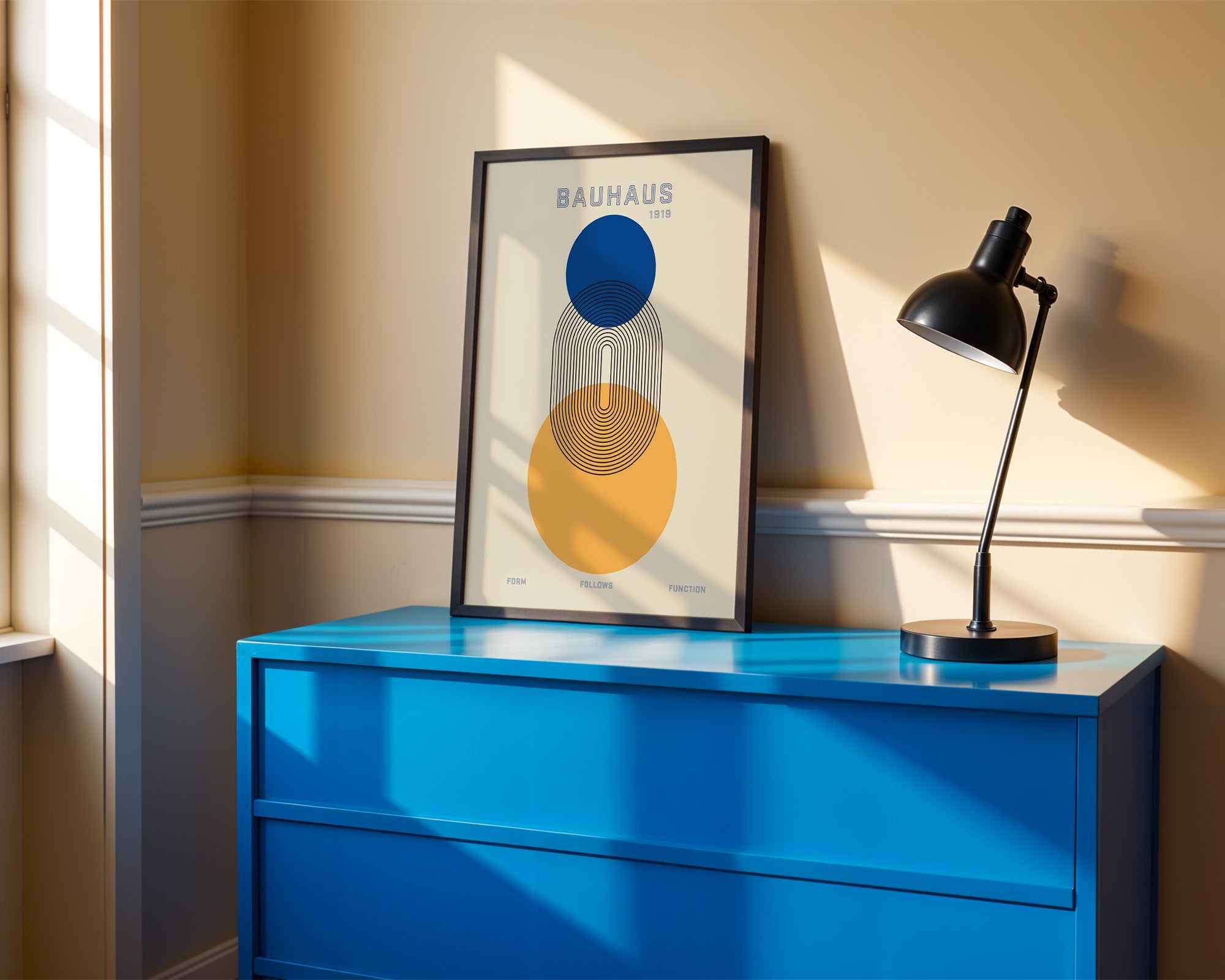 Bauhaus Poster Form Follows Function gerahmt im Wohnzimmer