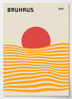 Bauhaus Poster mit roter Sonne über wellenförmigen orangefarbenen Linien
