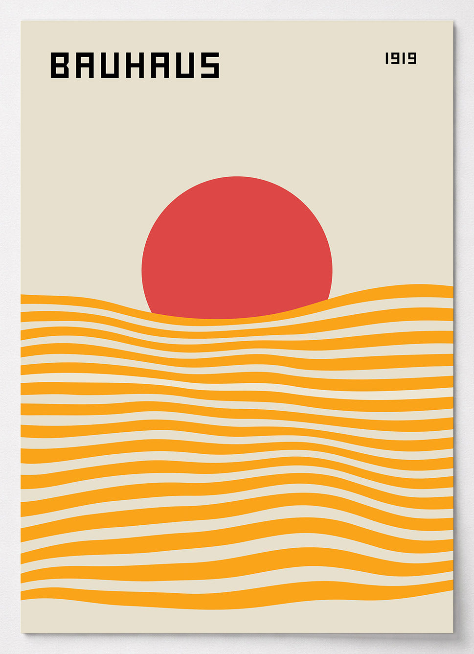 Bauhaus Poster mit roter Sonne über wellenförmigen orangefarbenen Linien