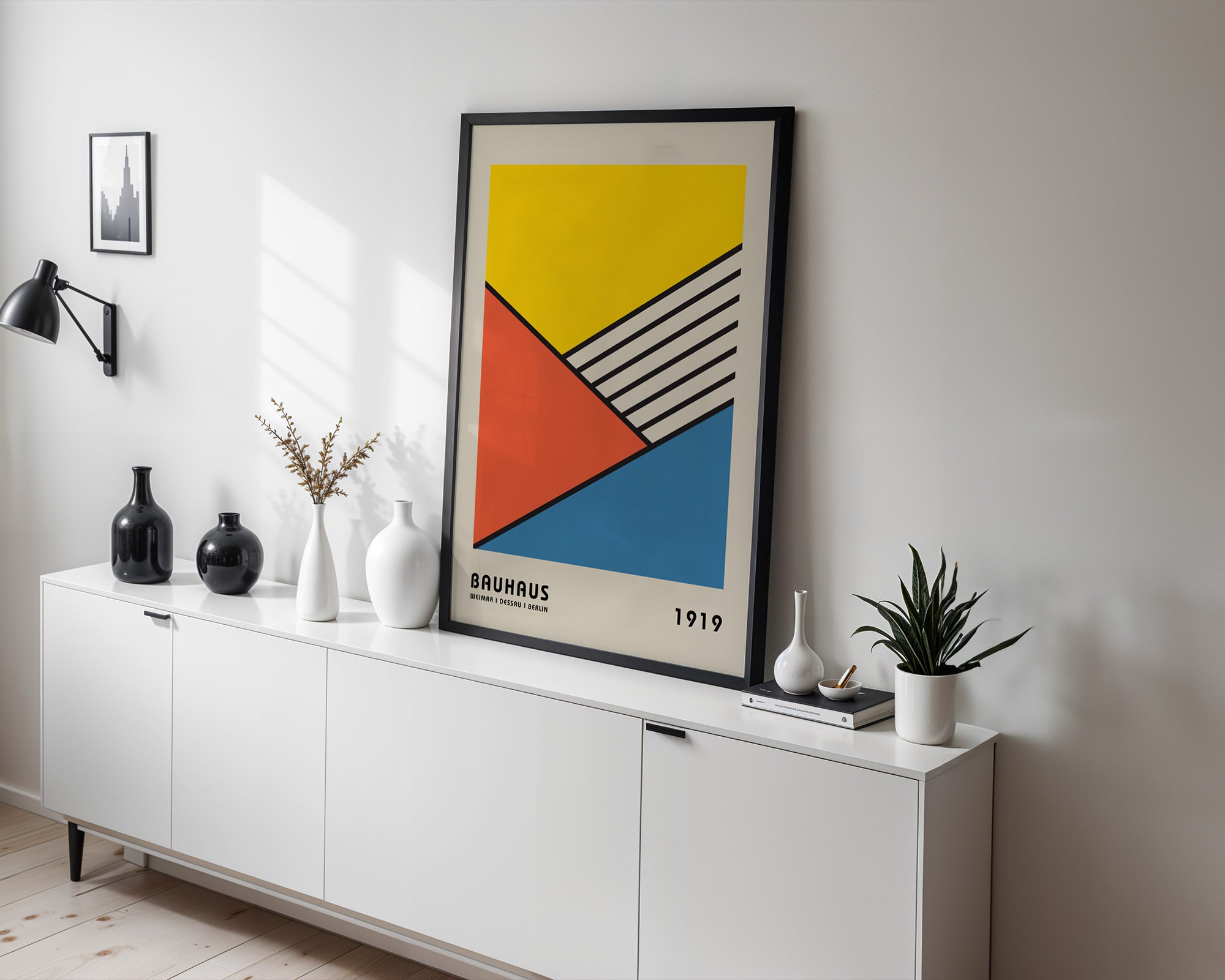 Bauhaus Poster Primärfarben gerahmt im Flur