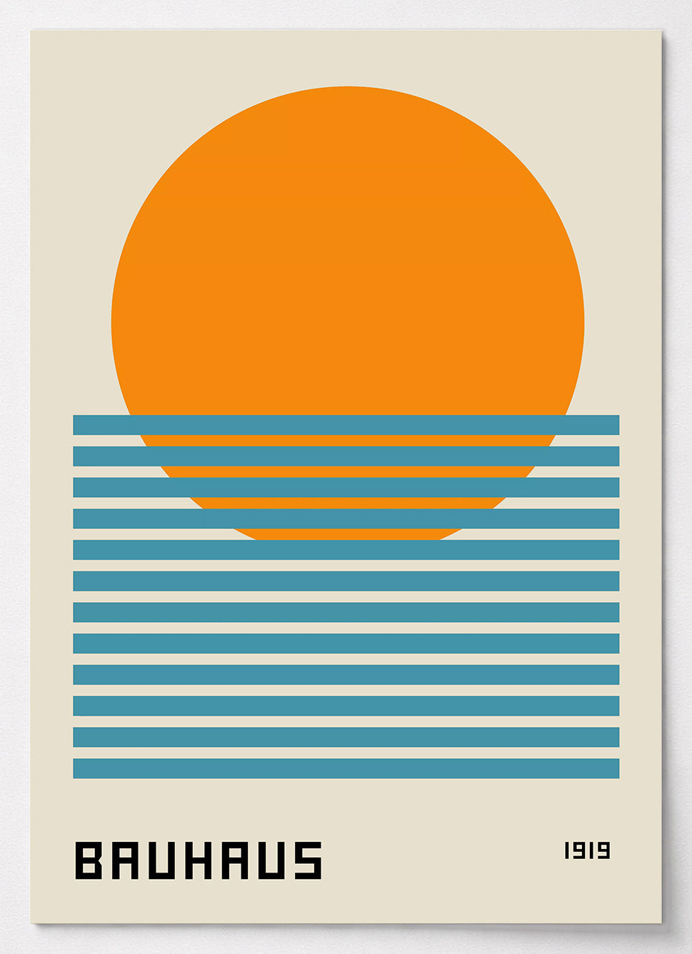 Bauhaus Poster mit oranger Sonne über türkisfarbenen Linien