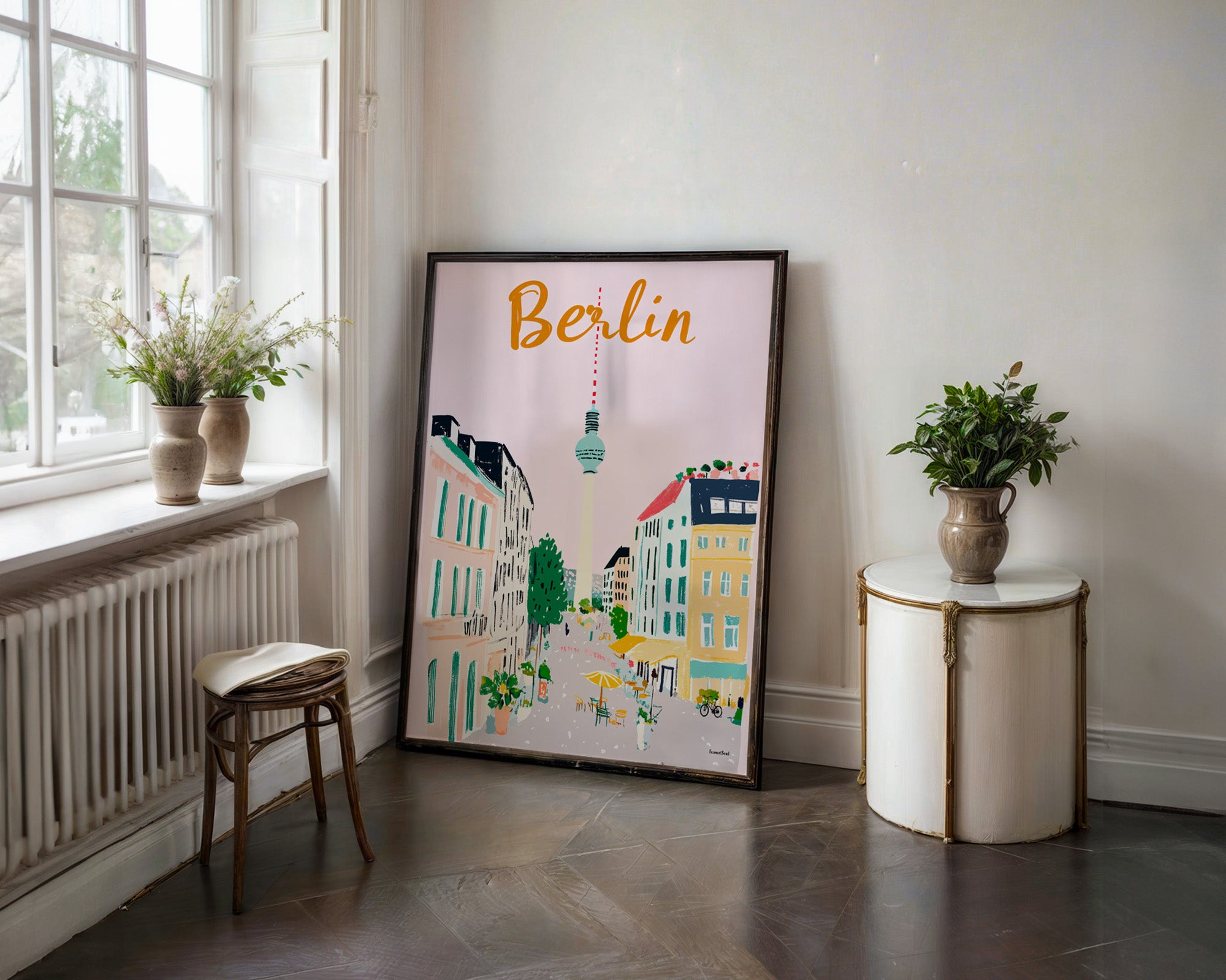 Berliner Kiezleben Poster mit Fernsehturm gerahmt im Wohnzimmer