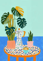 Kaffee Poster mit Moka-Kanne und Monstera-Blättern in kräftigen Farben