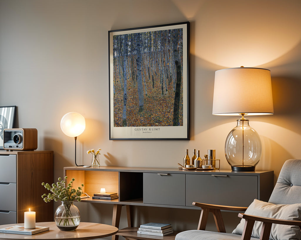 Klimt Buchenwald Poster gerahmt im Wohnzimmer
