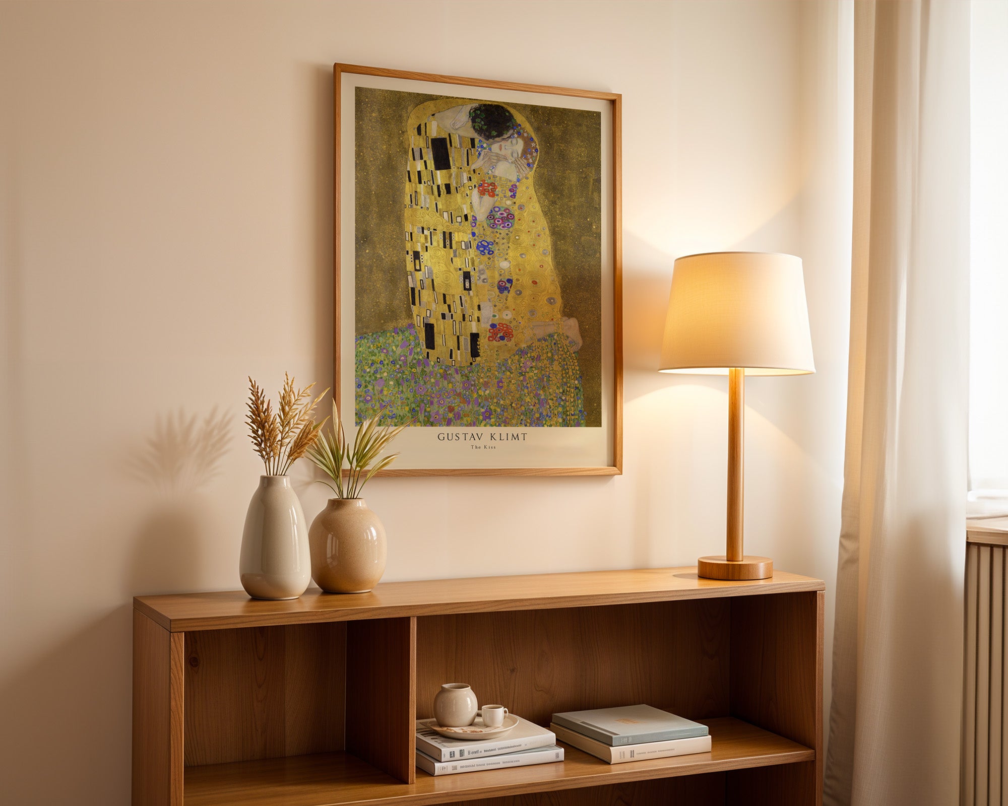 Klimt Der Kuss Poster gerahmt im Schlafzimmer