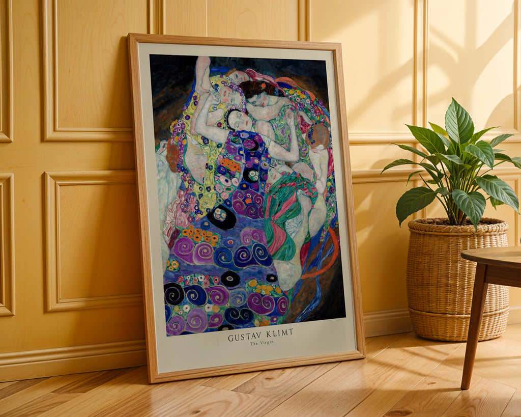 Gustav Klimt Poster gerahmt über dem Sofa im Wohnzimmer