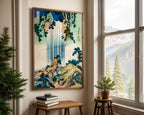 Japanisches Wasserfall Poster gerahmt im Wohnzimmer