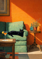 Schwarze Katze auf grünem Sofa mit Cocktail vor orangefarbener Wand