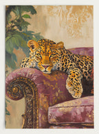 Leopard auf dem Sofa Kunstdruck - majestätischer Leopard auf lila Samtsofa im Stil eines Ölgemäldes