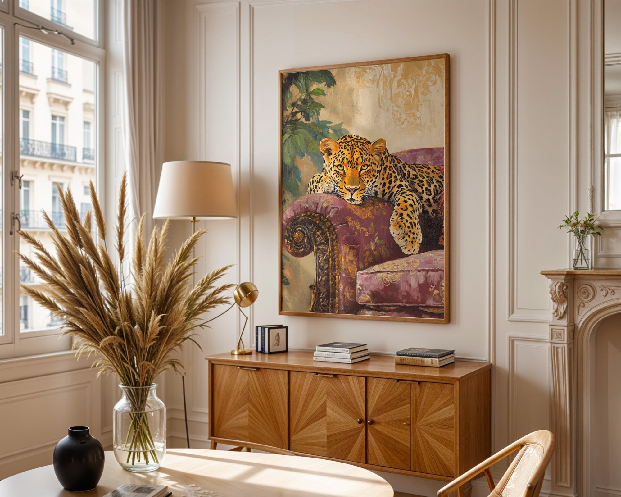 Leopard auf dem Sofa als gerahmtes Poster im eleganten Wohnzimmer