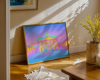 Neon Berlin Poster mit Brandenburger Tor gerahmt im Wohnzimmer