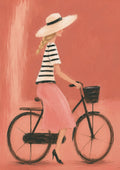 Poster mit Radfahrerin in rosa Rock und Sonnenhut auf schwarzem Fahrrad vor korallfarbenem Hintergrund