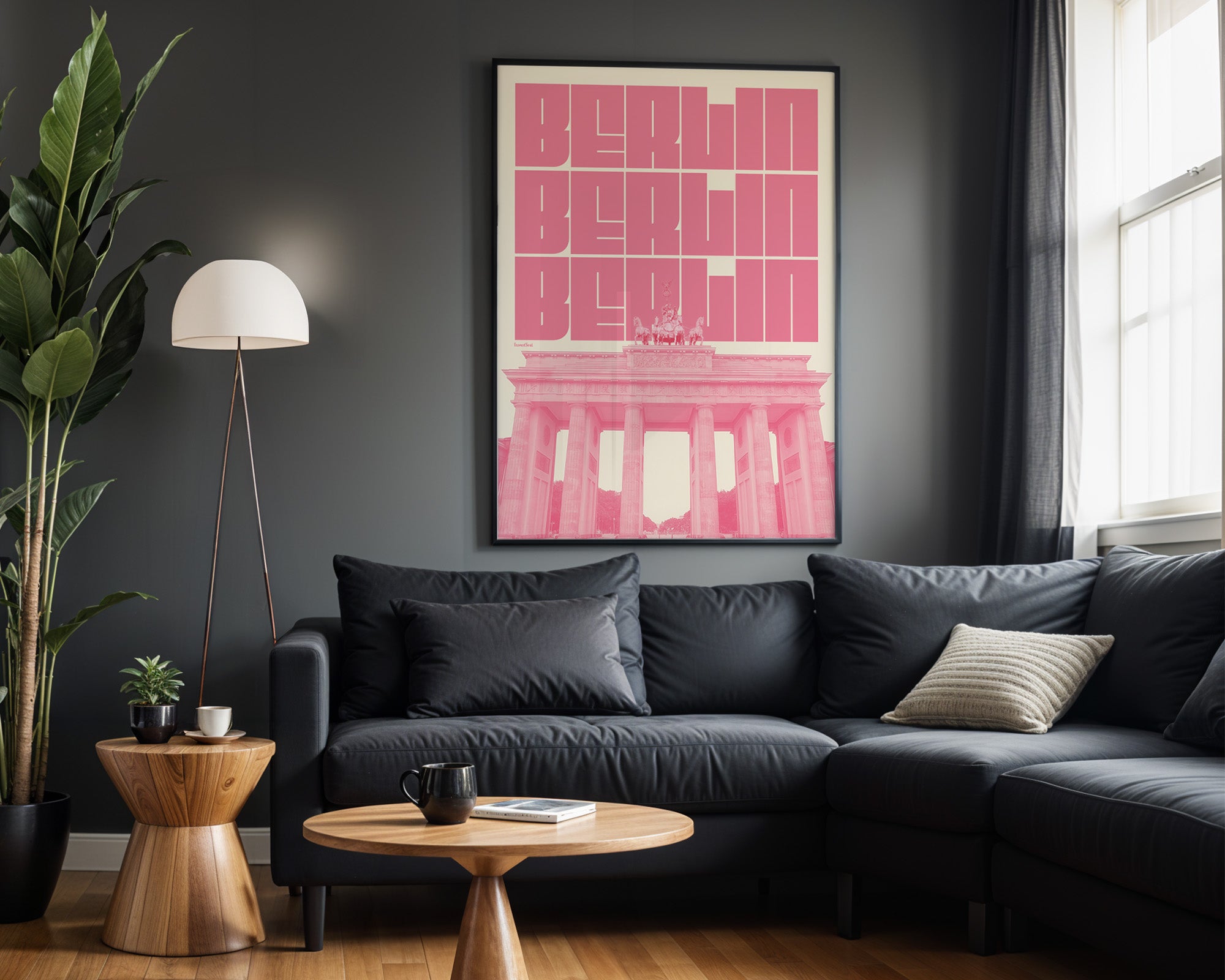 Rosa Berlin Poster mit Brandenburger Tor gerahmt im Wohnzimmer