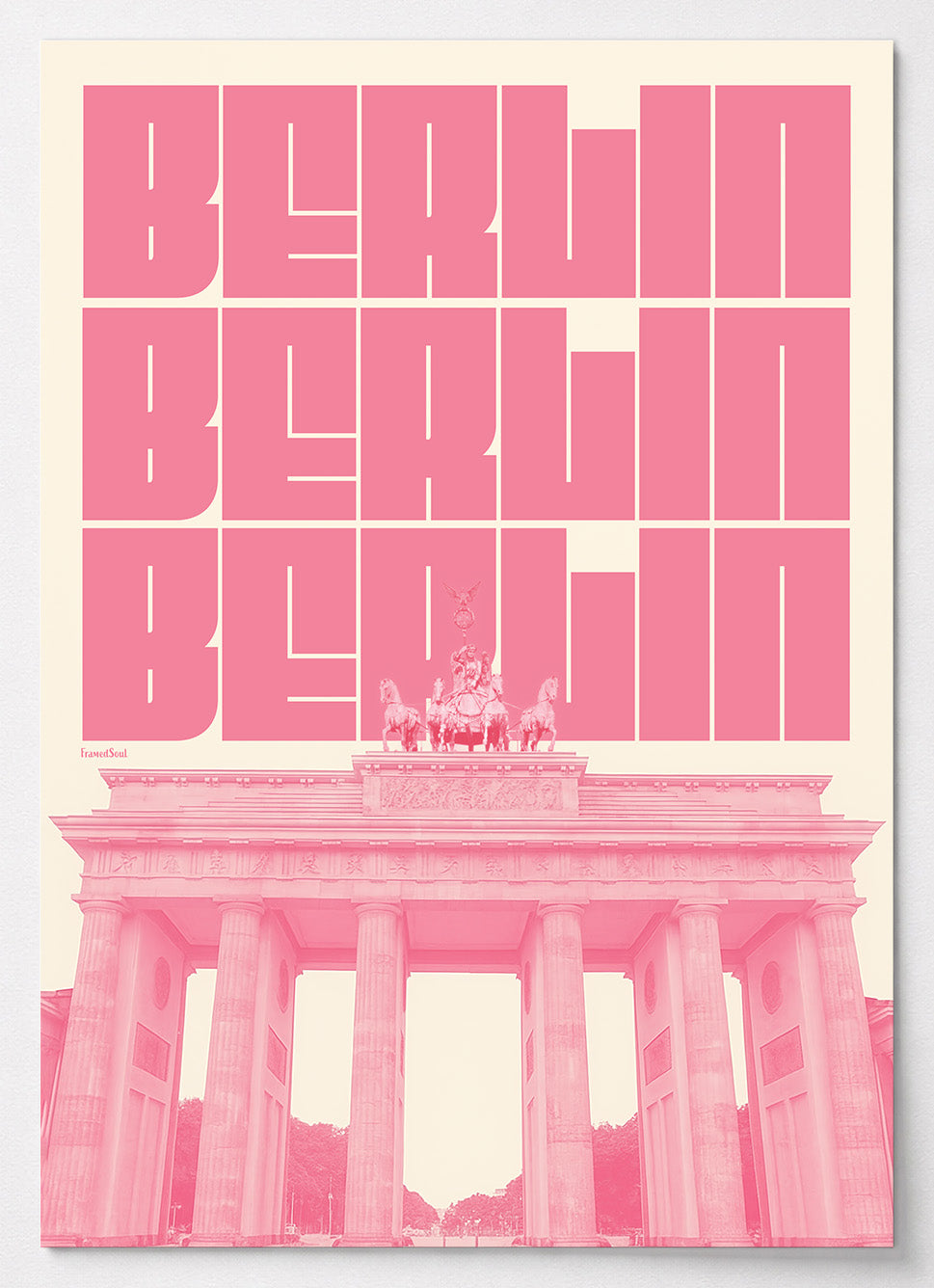 Berlin Poster mit Brandenburger Tor und BERLIN-Schriftzug in Rosa