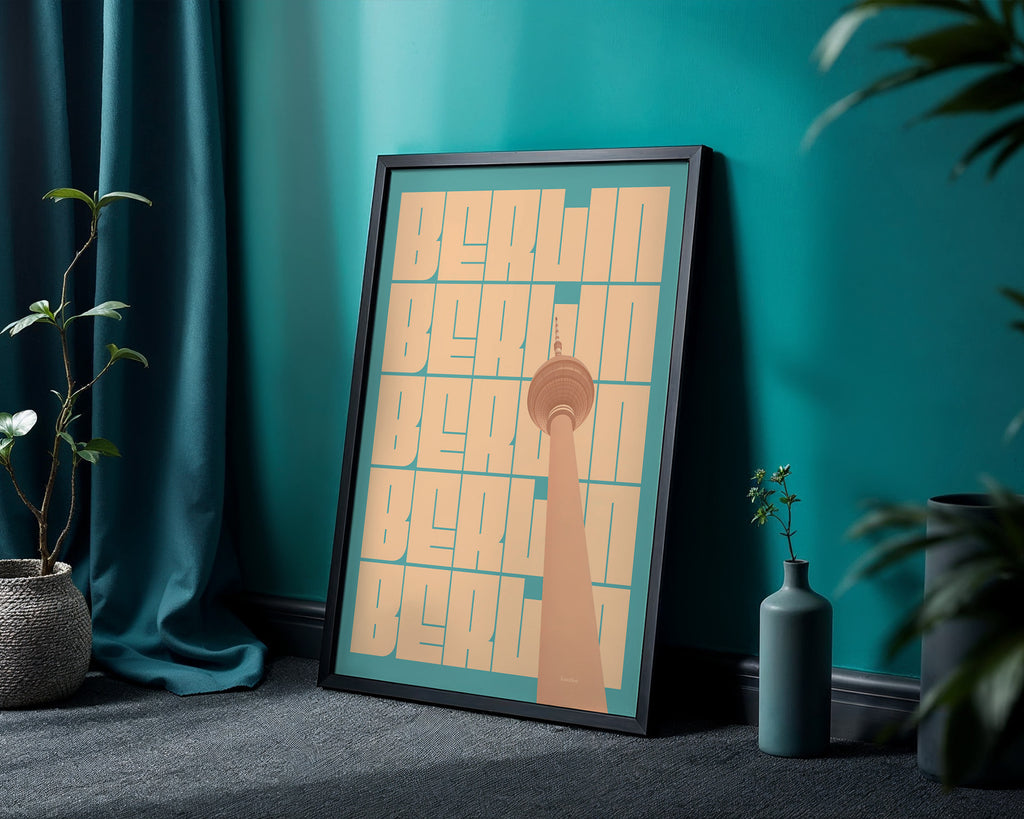 Minimalistisches Berlin Poster gerahmt im Wohnzimmer