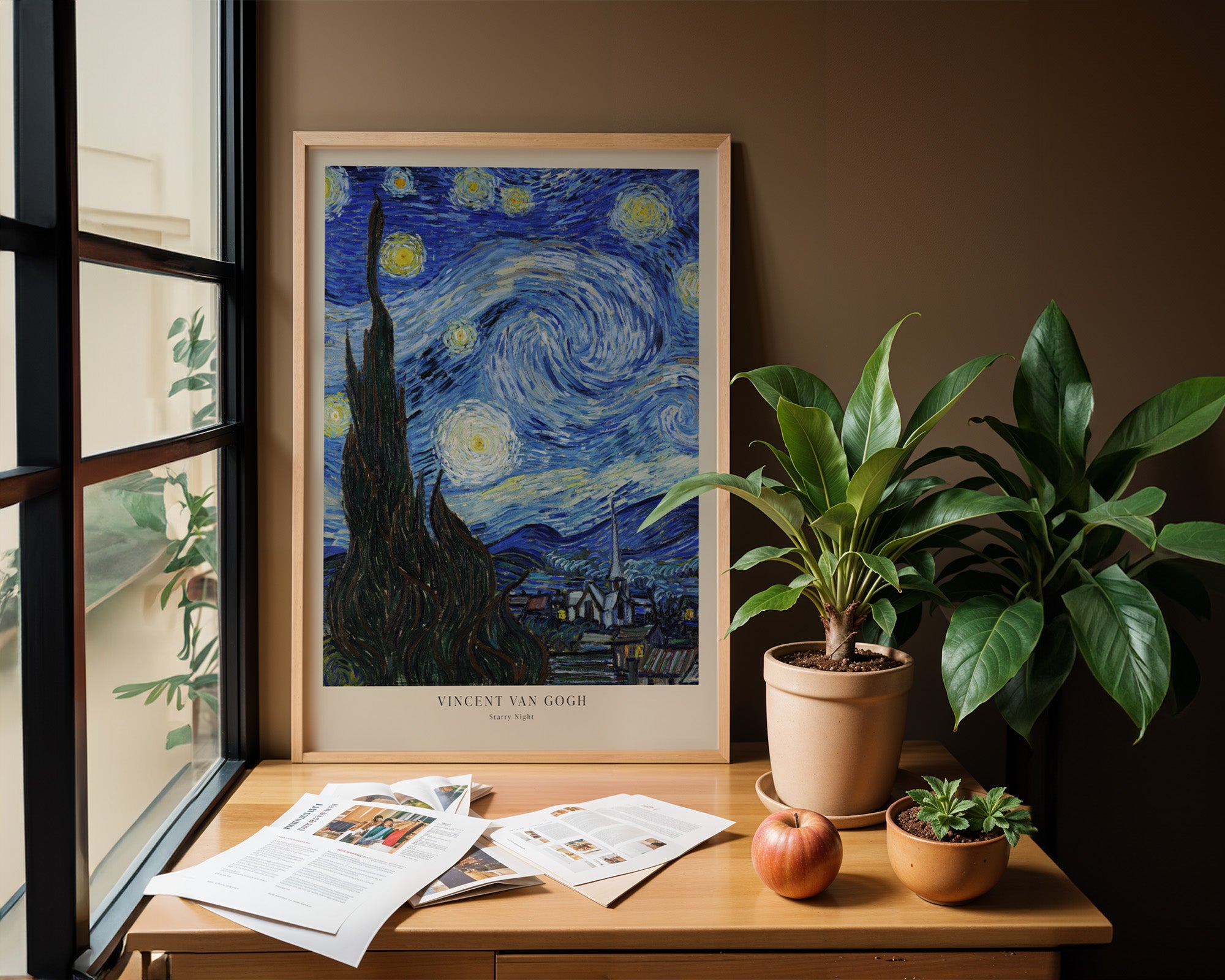 Van Gogh Sternennacht Poster gerahmt über dem Sofa im Wohnzimmer